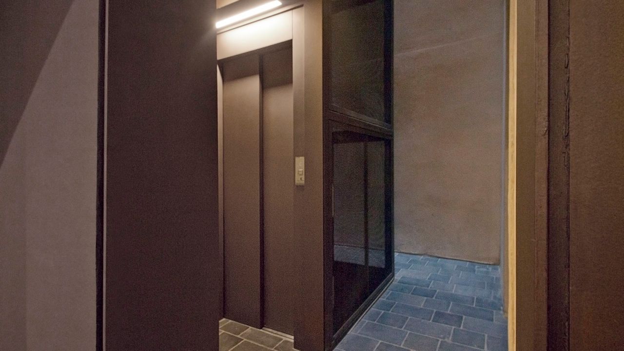 Una puerta que conduce a un ascensor en un edificio.