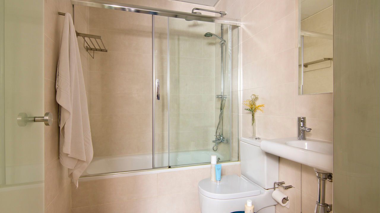 Un cuarto de baño con lavabo, inodoro, ducha y bañera.