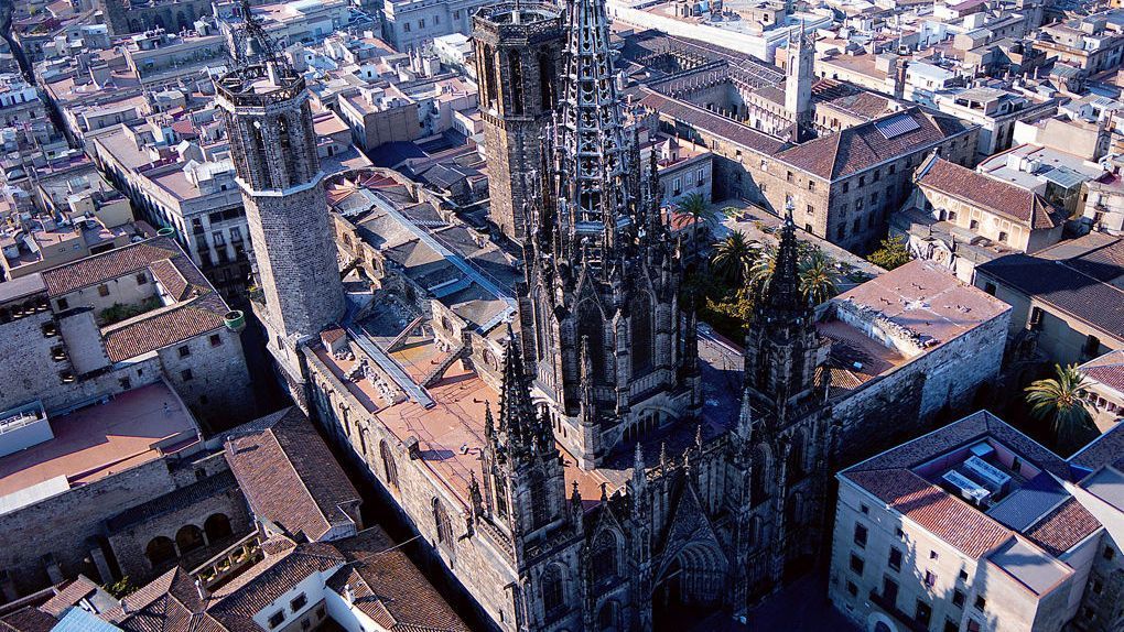 Una vista aérea de una gran catedral en el centro de una ciudad.