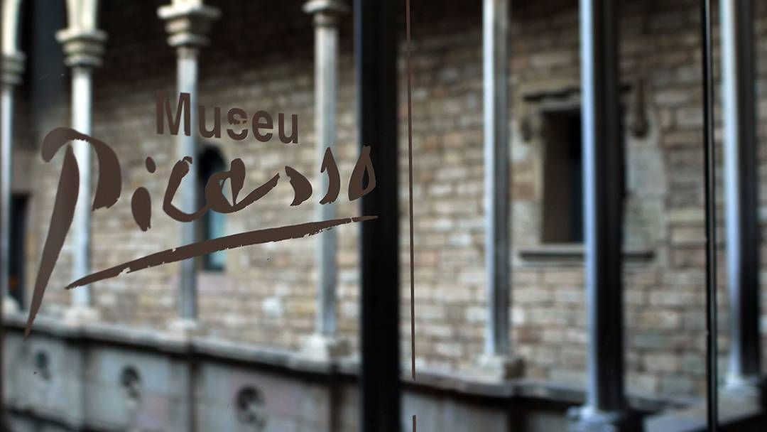 Un edificio con un cartel que dice Museu Picasso.