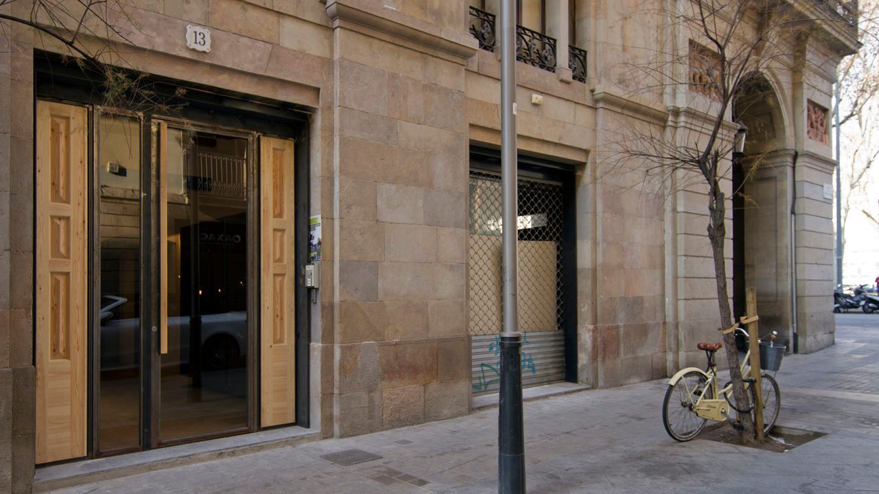 Una bicicleta amarilla está estacionada frente a un edificio.