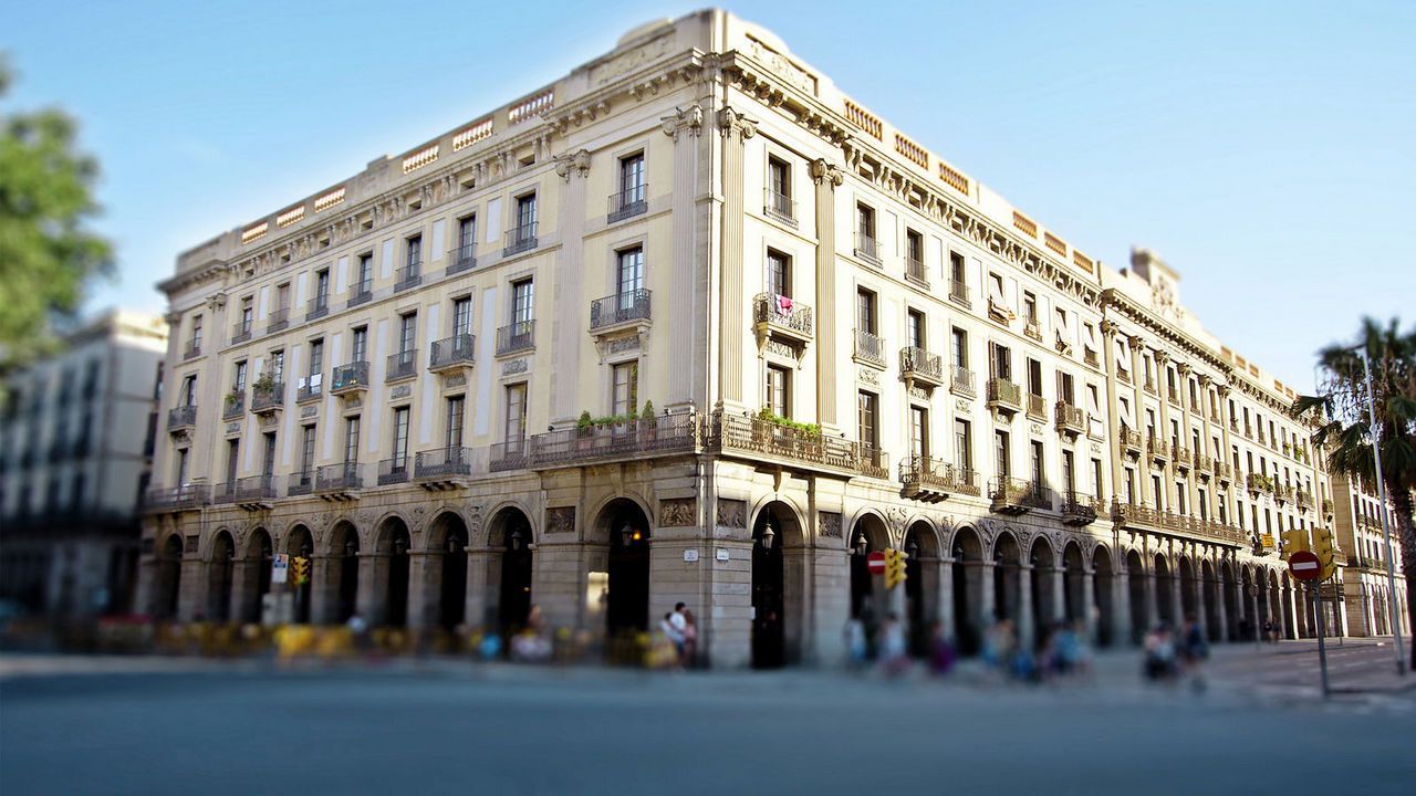 Un edificio grande con muchas ventanas y arcos.