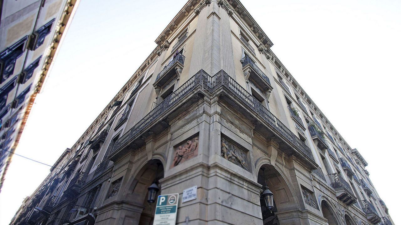 Un edificio con un cartel que dice p.