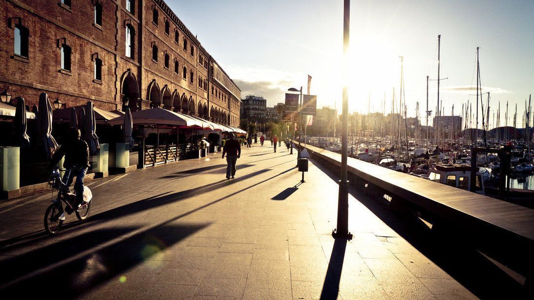 Un grupo de personas camina por una acera en una ciudad.