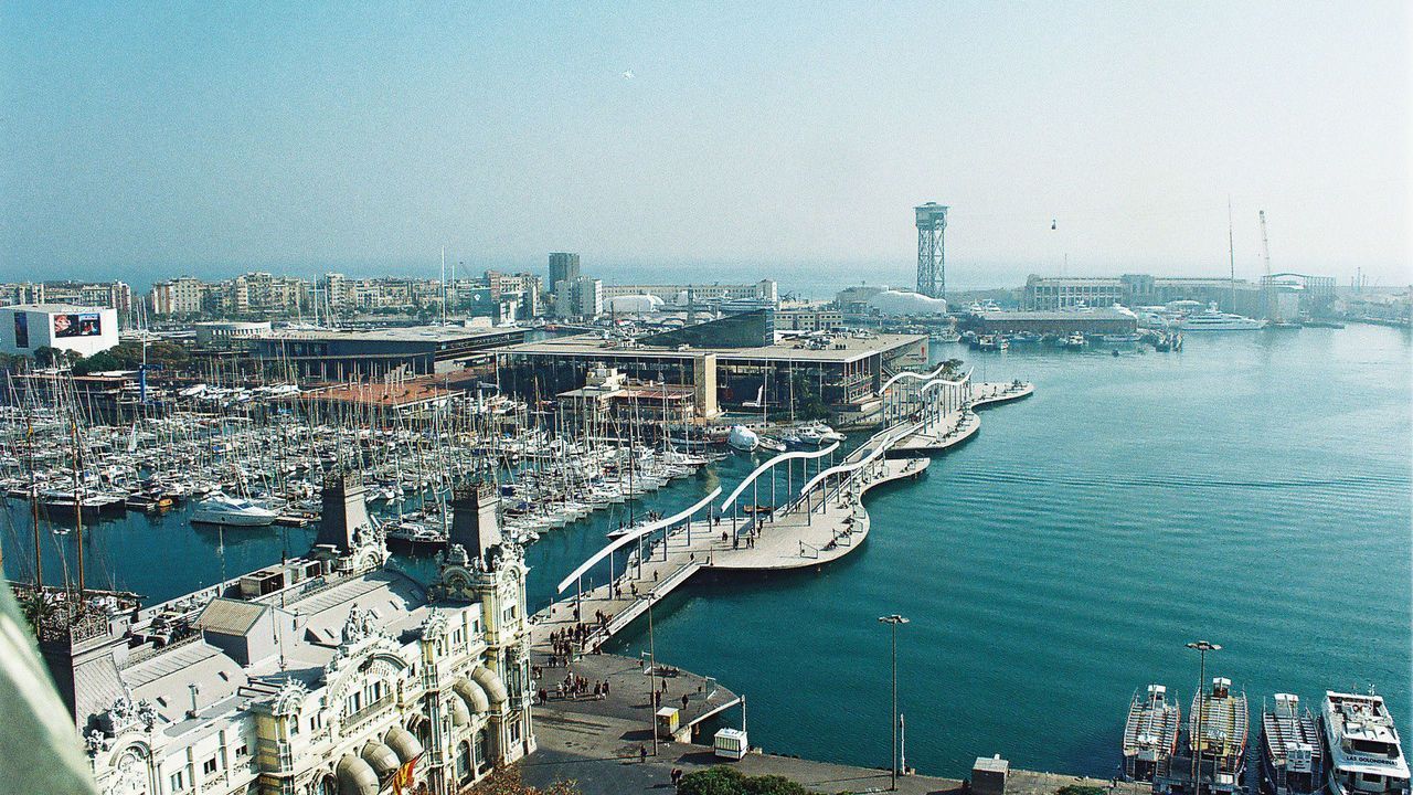 Una vista aérea de un puerto con barcos y edificios.