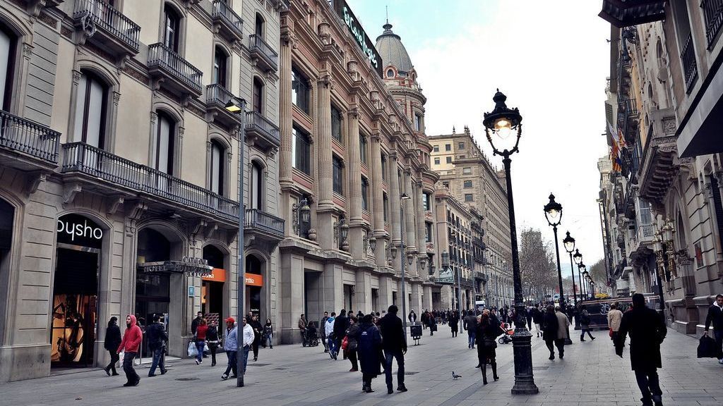 Un grupo de personas camina por una calle de la ciudad.