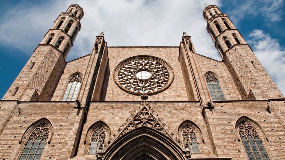 Mirando hacia el frente de un gran edificio de ladrillo