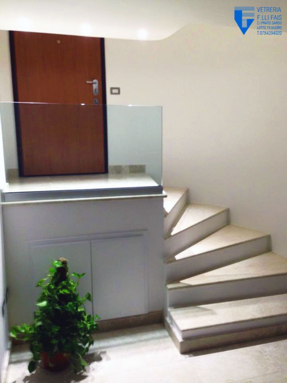 scala per interni con piccola balaustra in vetro