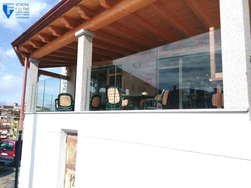 veranda con balaustra in vetro