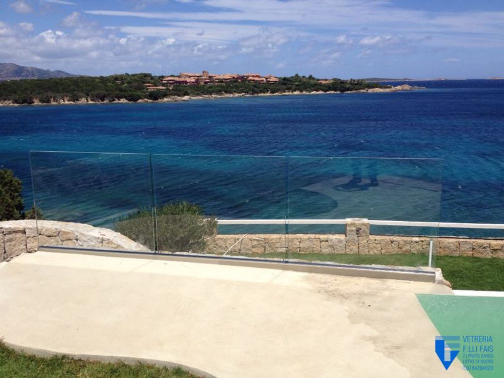 parapetto di vetro sul mare
