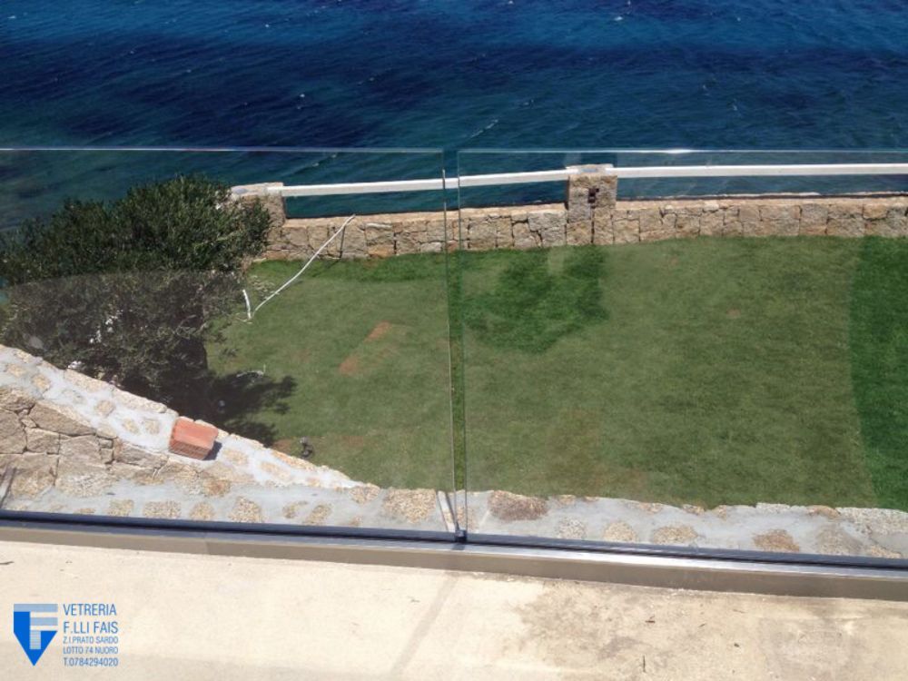 balaustra per balcone in vetro davanti al mare