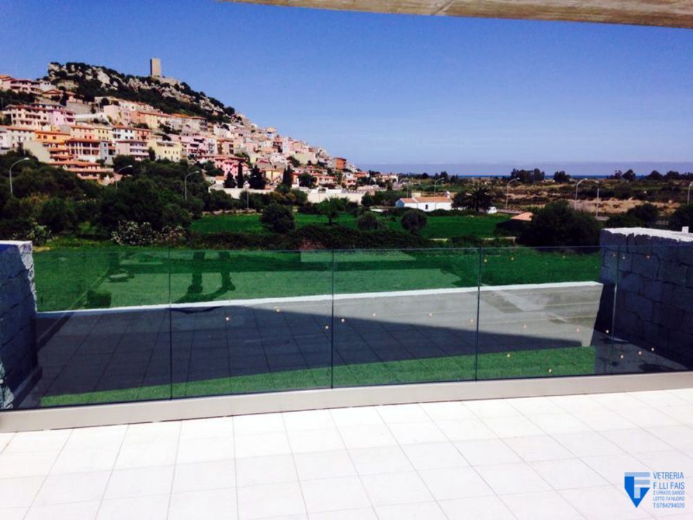 balcone con parapetto di vetro su misura