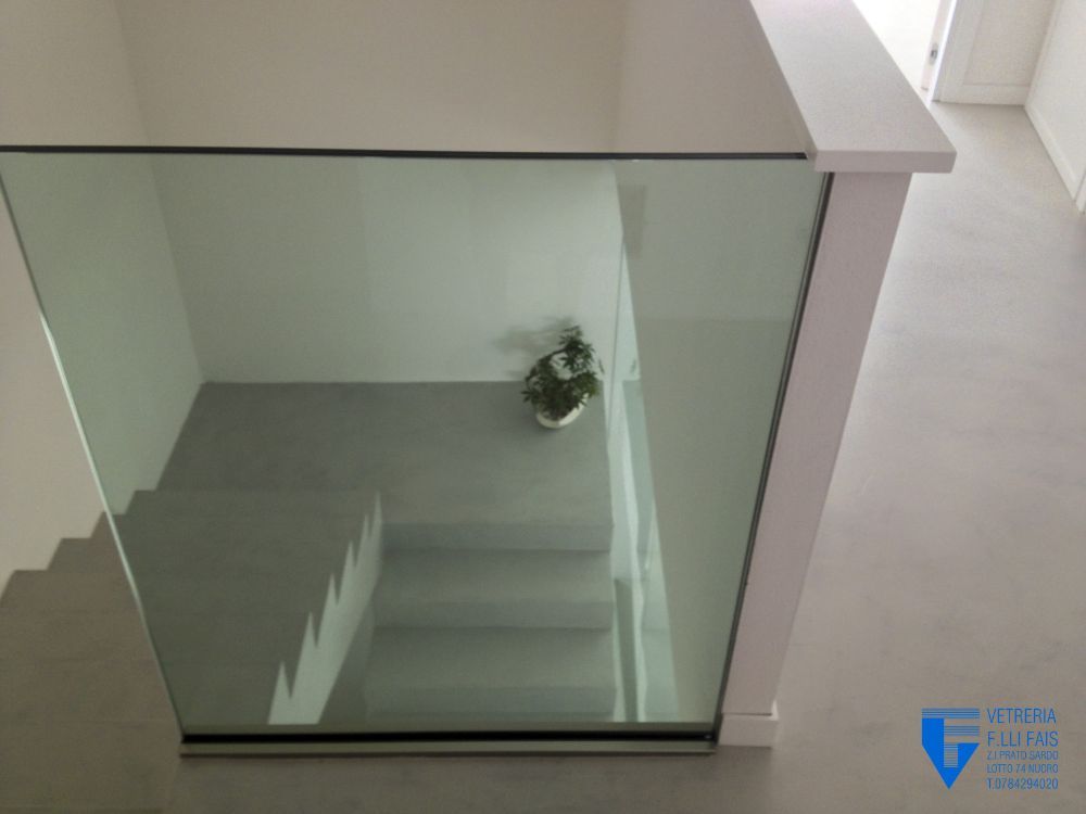 scala interna con balaustra di vetro