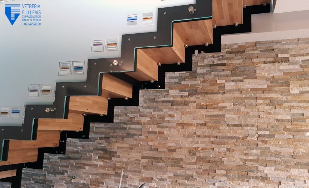 scala interna con parapetto in vetro