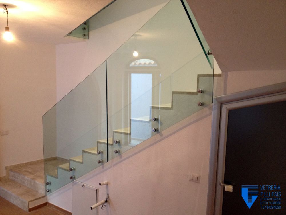parapetto di vetro per scalinata interna