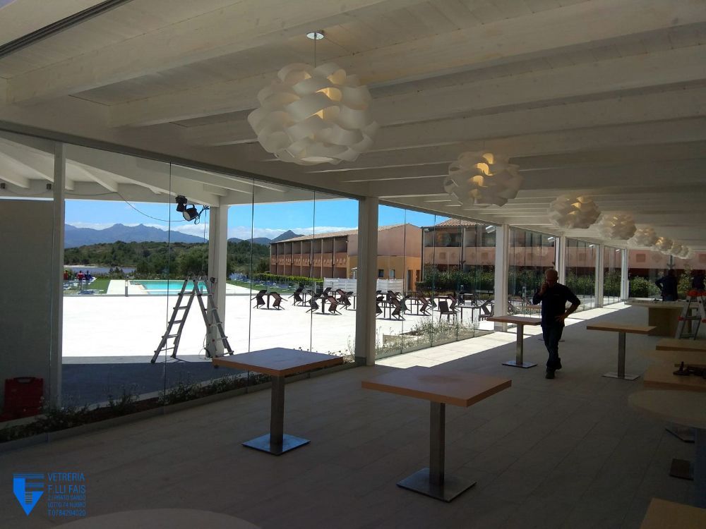 sala esterna con sistemi di chiusura in vetro