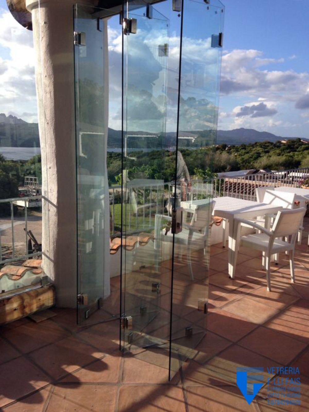 chiusura in vetro per accesso al balcone