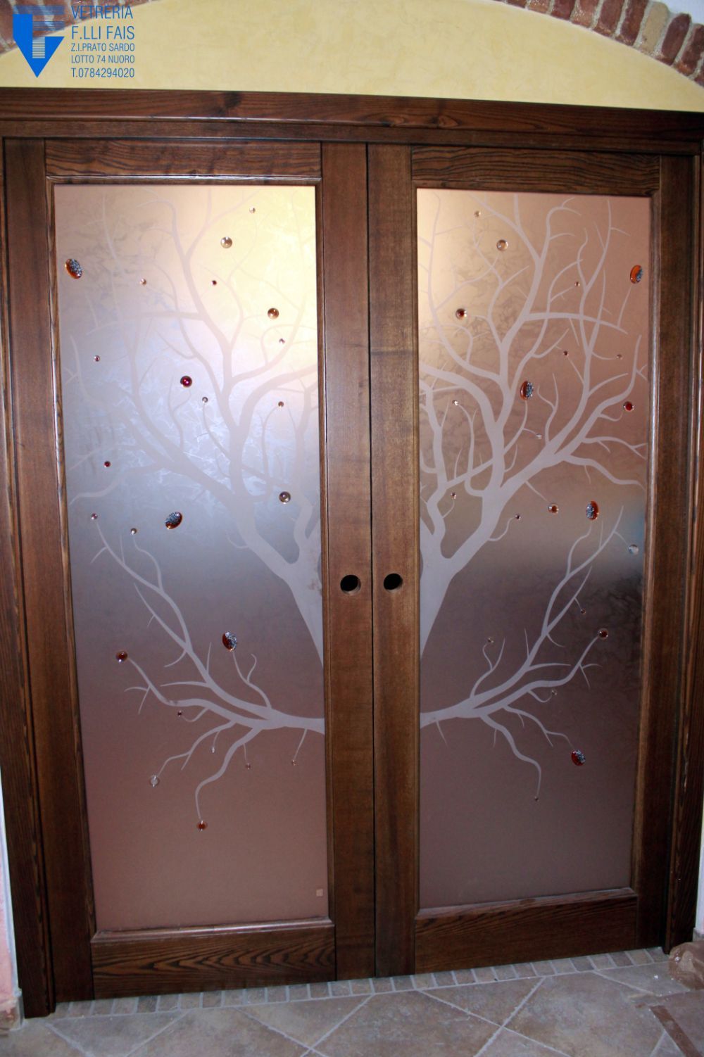 porta di vetro con decorazioni a mano