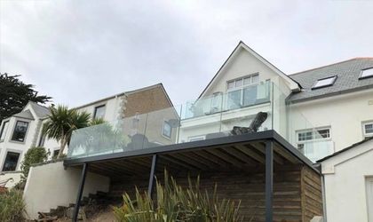 structural glass railing for a balcony