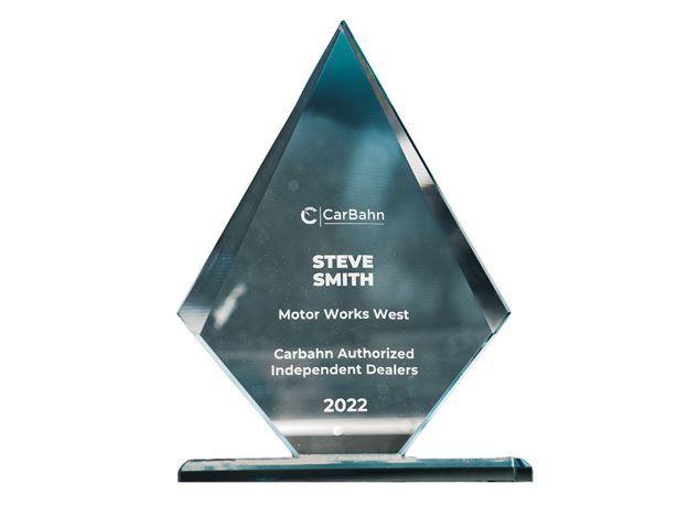 A diamond shaped trophy with the name steve smith on it