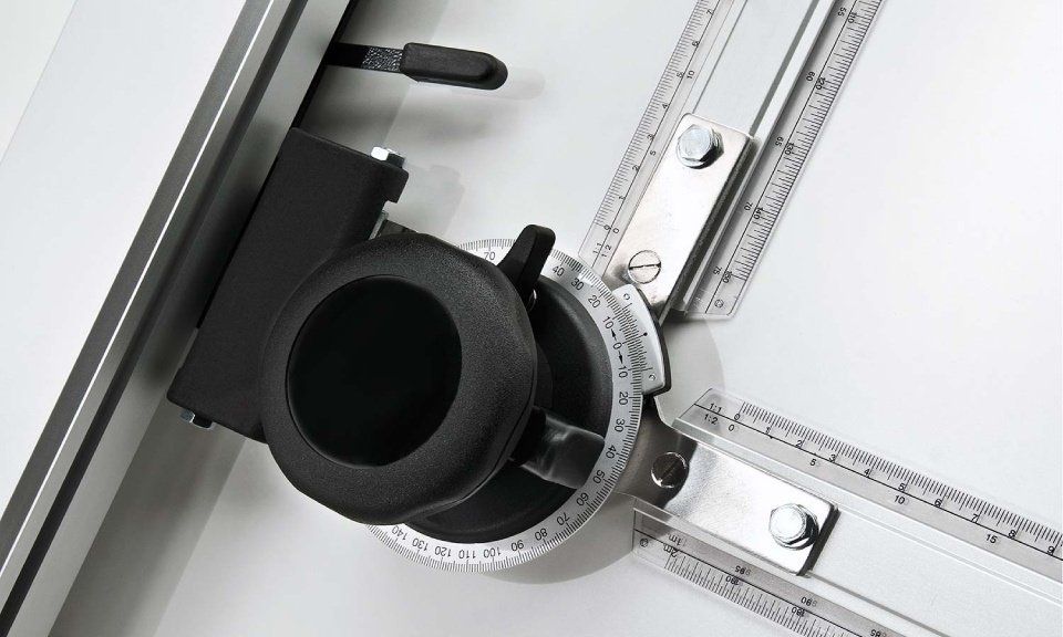 particolare di un tecnigrafo professionale inclinabile