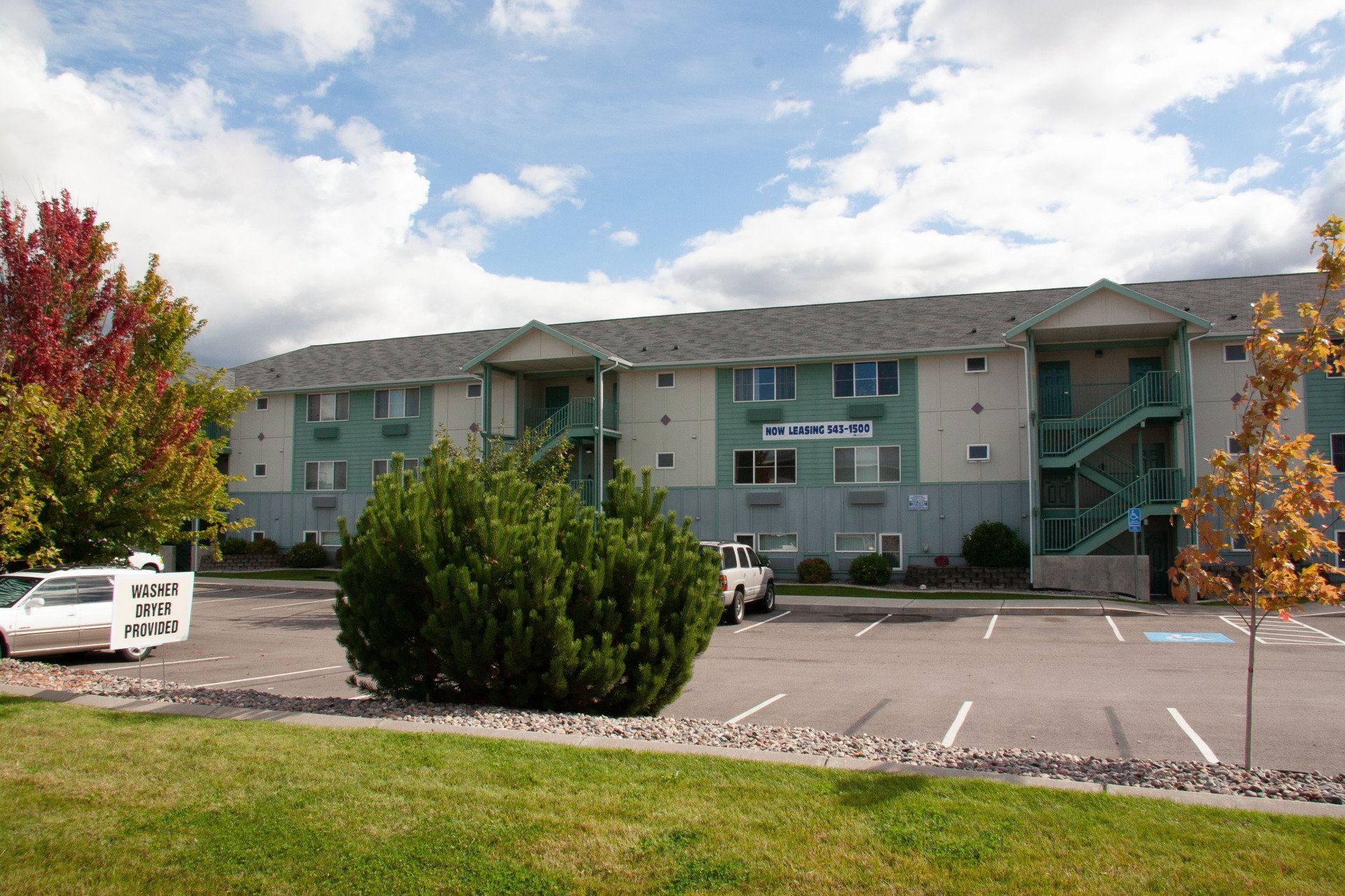 Great Northern Ave Building + Parking Lot Photo