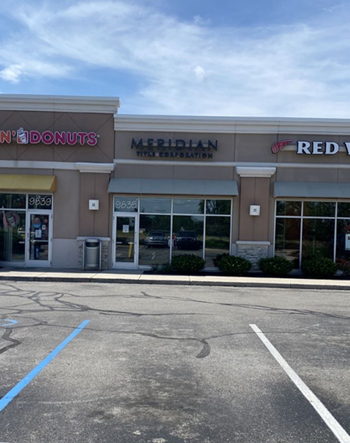 A building with the word donuts on it