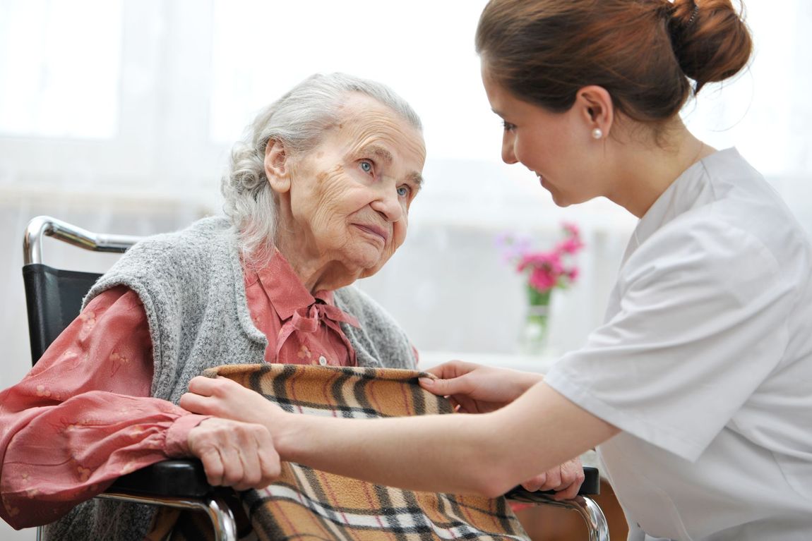 assistenza a una donna anziana