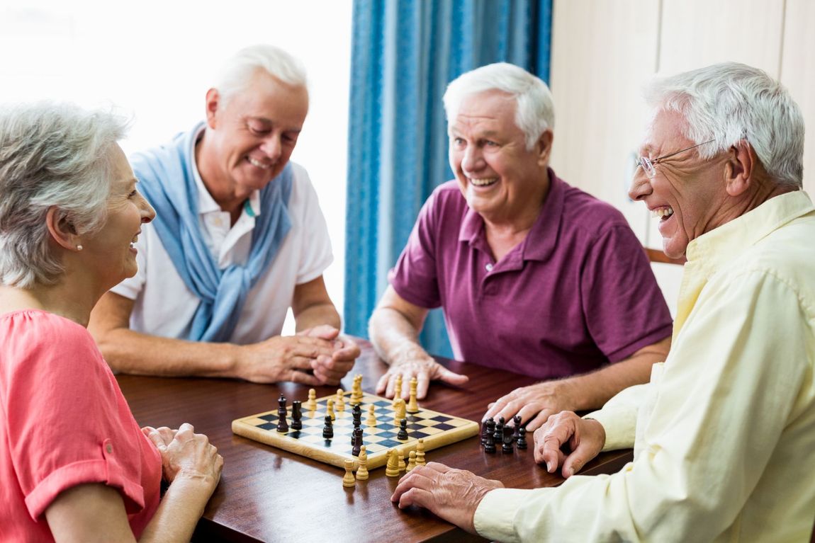 anziani che giocano a scacchi
