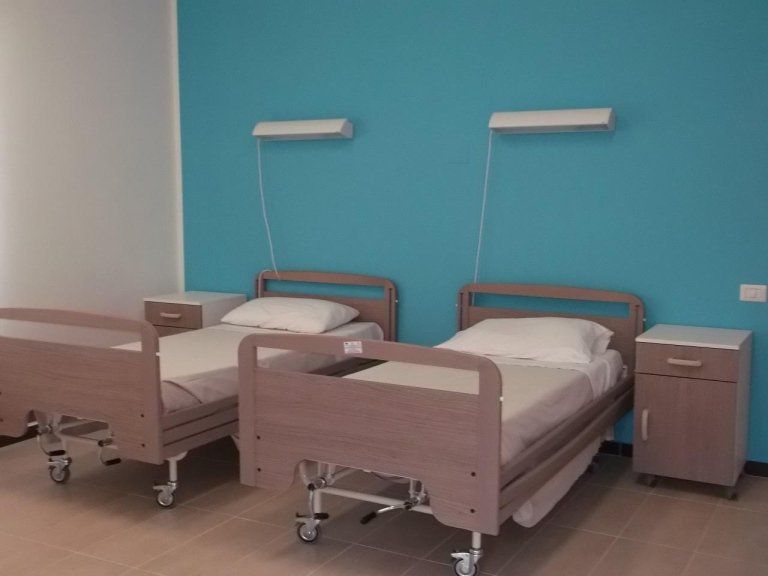 camera di una casa di riposo con due letti