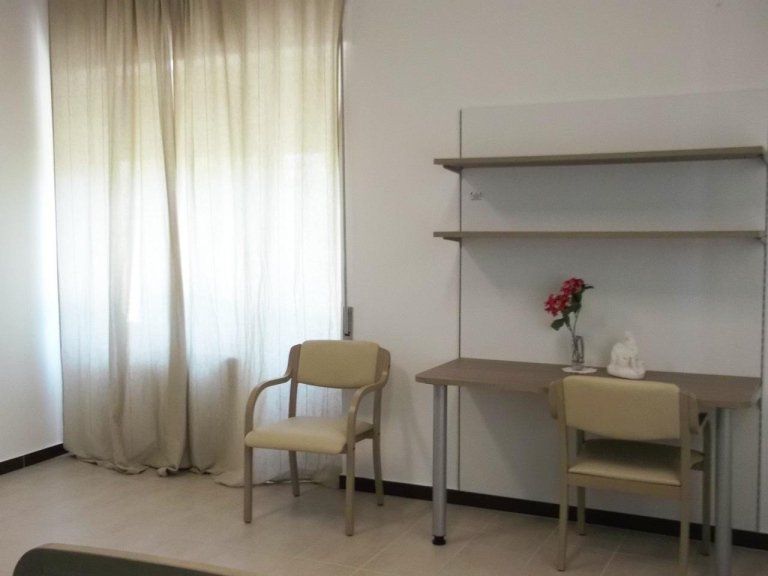 camera di una casa di riposo con scrivania