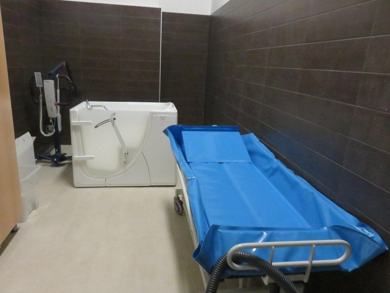 bagno attrezzato per anziani non autosufficienti