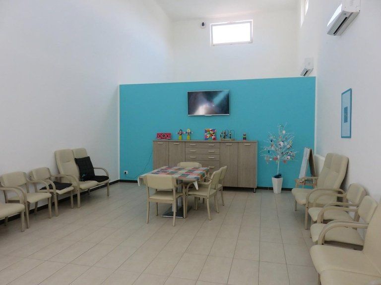 area comune di residenza per anziani sedie e tv