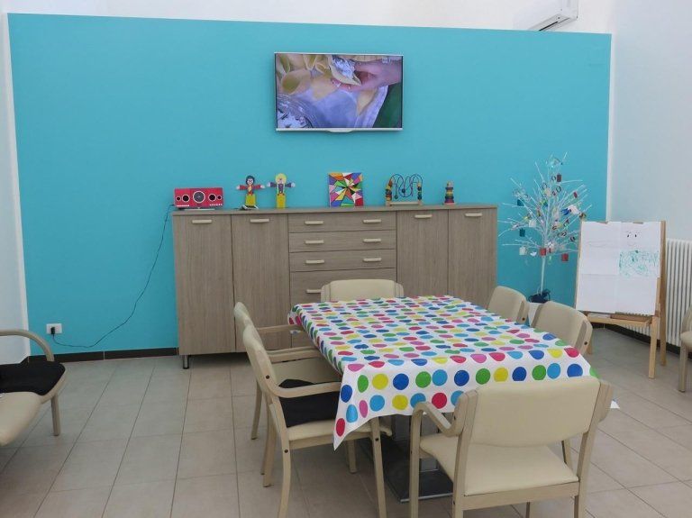 zona living di residenza per anziani con tv e tavolo