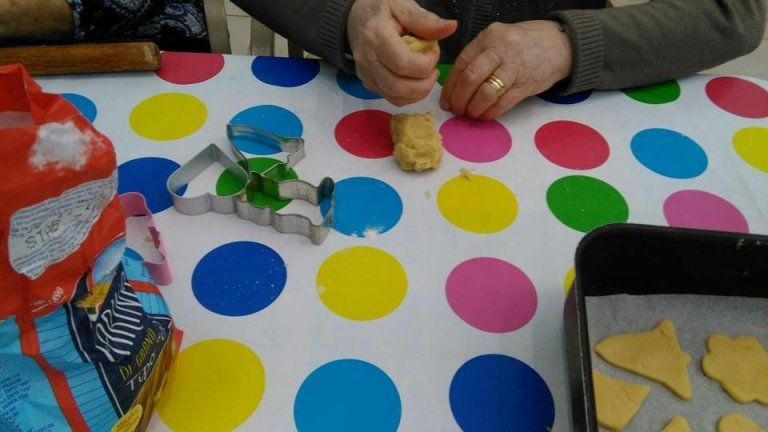 donna anziana che prepara dolce di pasta frolla