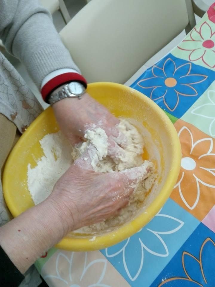 ospite di una casa di riposo che impasta