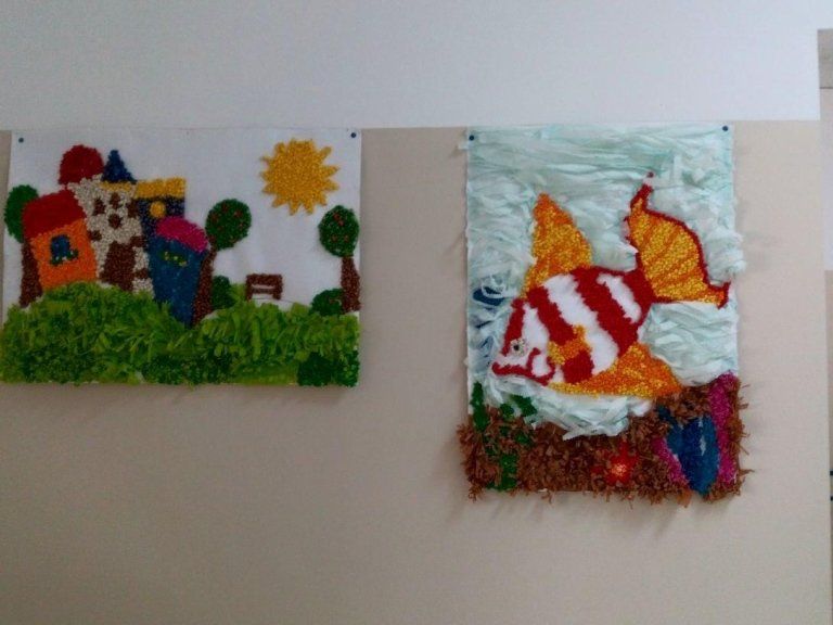 disegni appesi alla parete di una residenza per anziani