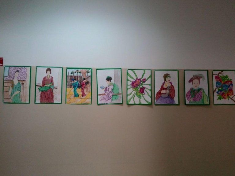 disegni appesi alle pareti di una casa di riposo