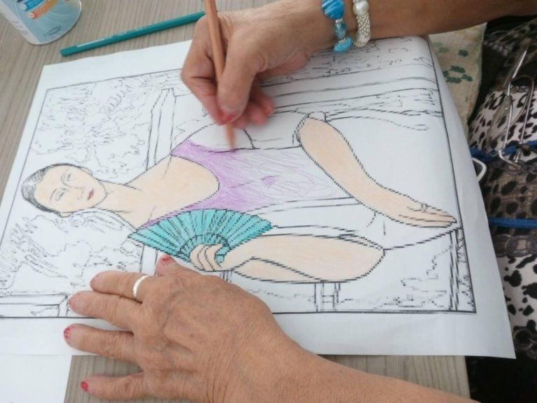 donna anziana che colora un ritratto