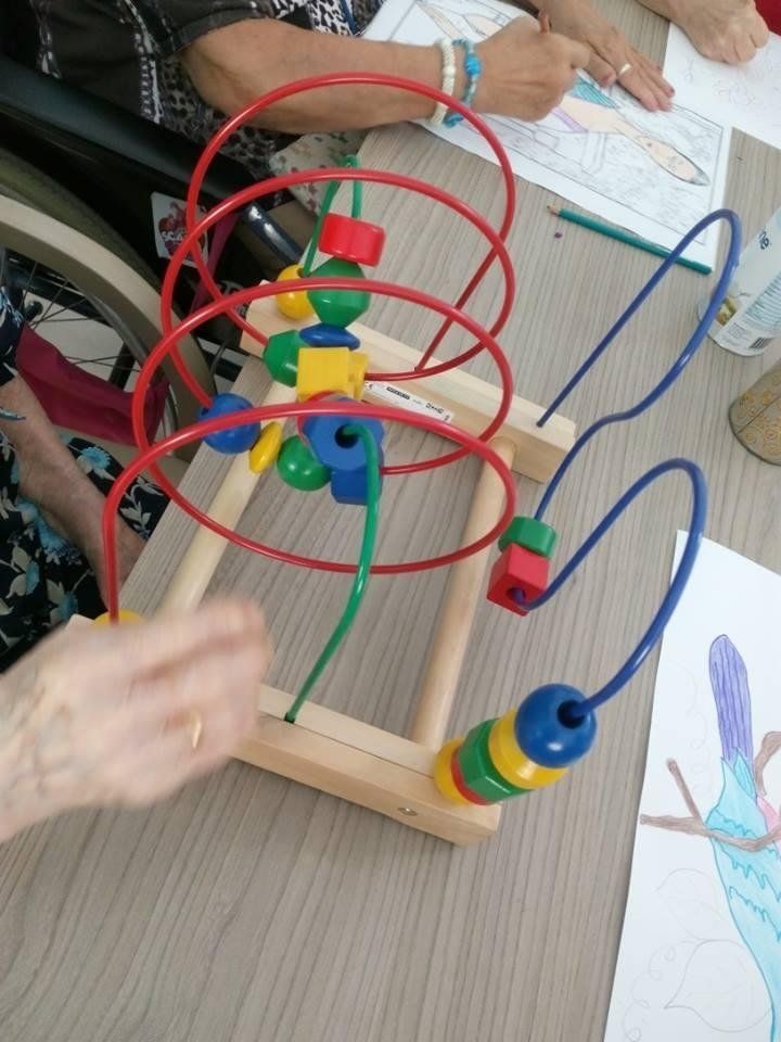 donna anziana che gioca