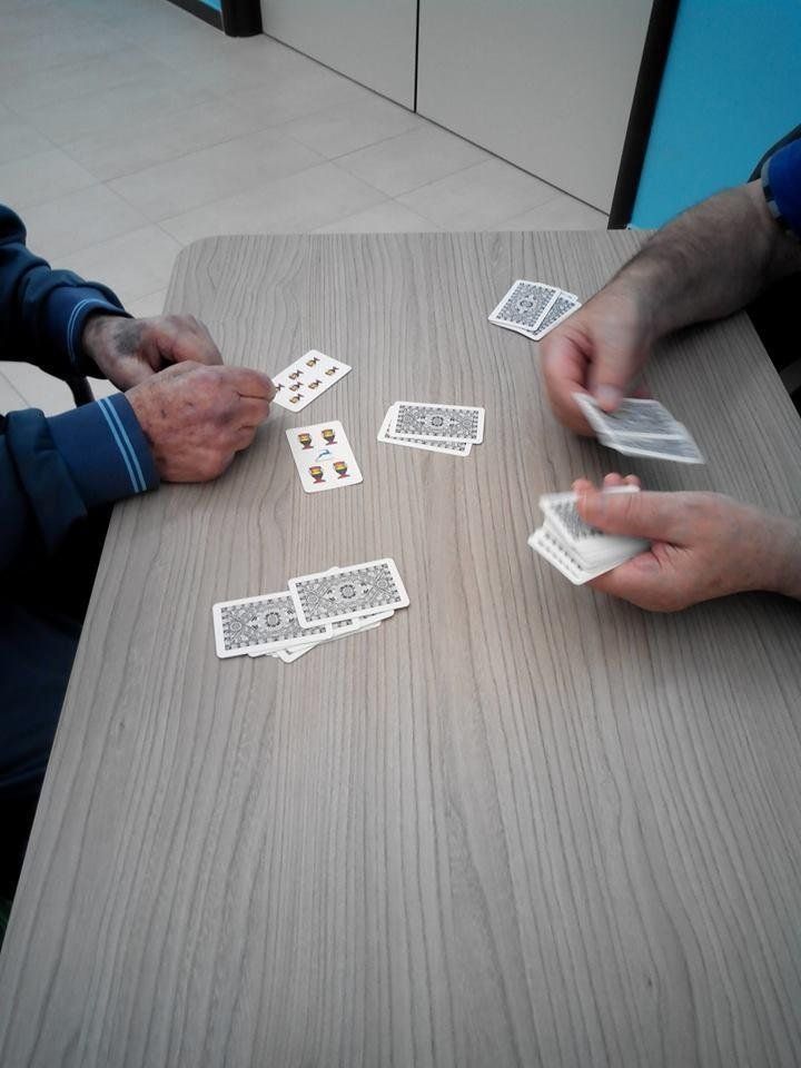 due anziani che giocano a carte