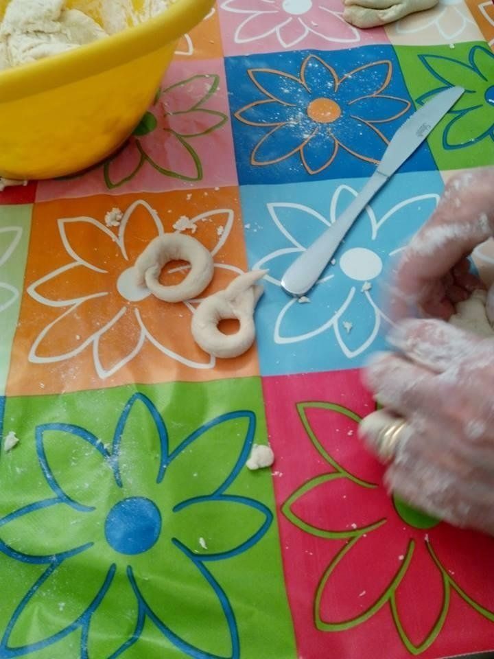 donna anziana che prepara taralli