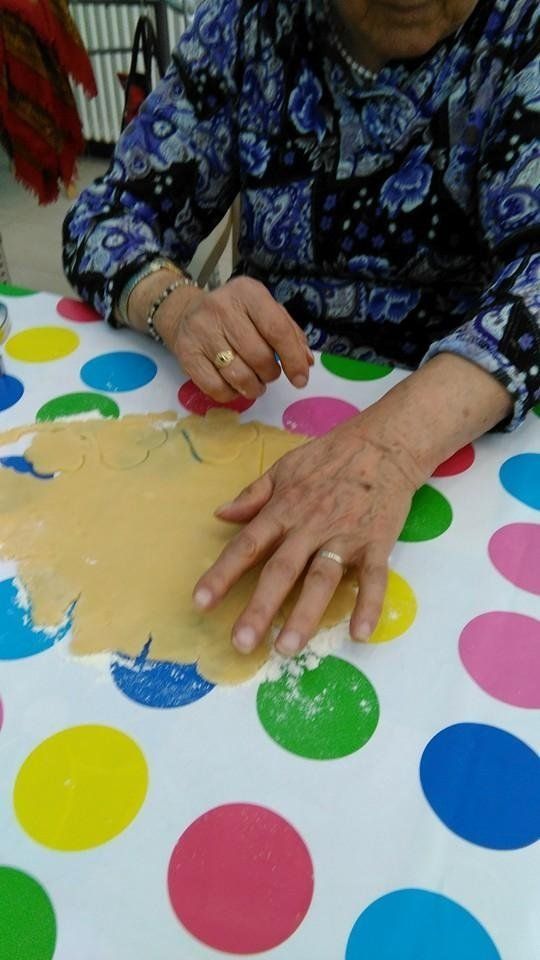 donna anziana che stende la pasta frolla