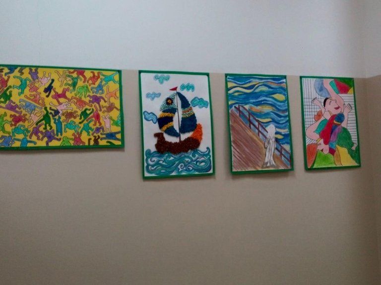 dipinti appesi alla parete