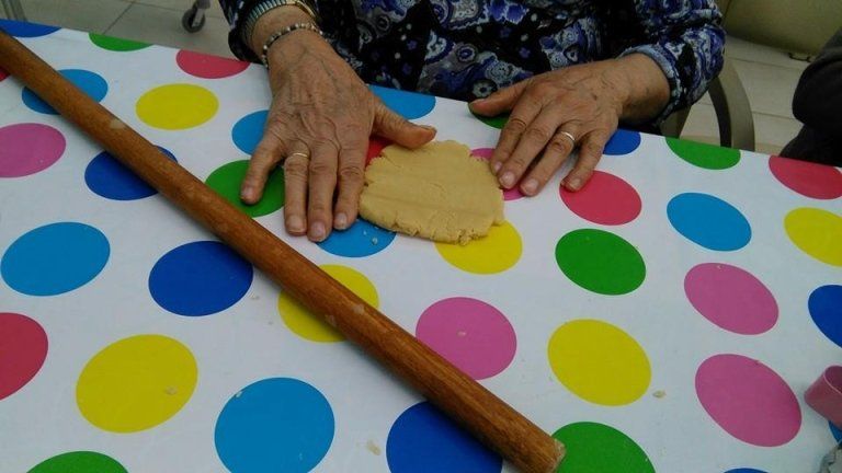 donna anziana che prepara un dolce