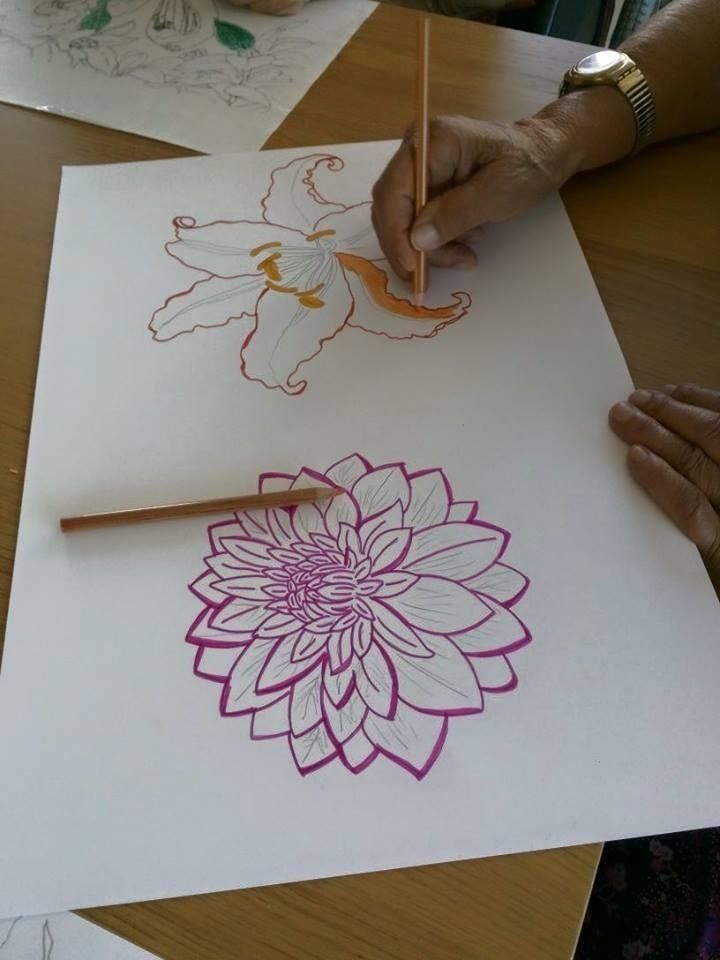donna anziana che disegna dei fiori