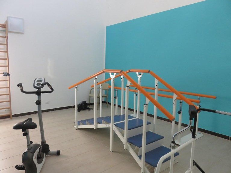 scaletta e cyclette per fisioterapia