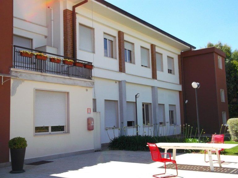 residenza per anziani con tavolo all'aperto