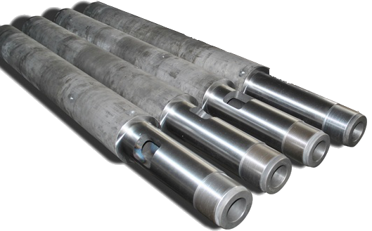 Un mucchio di tubi metallici impilati uno sopra l'altro