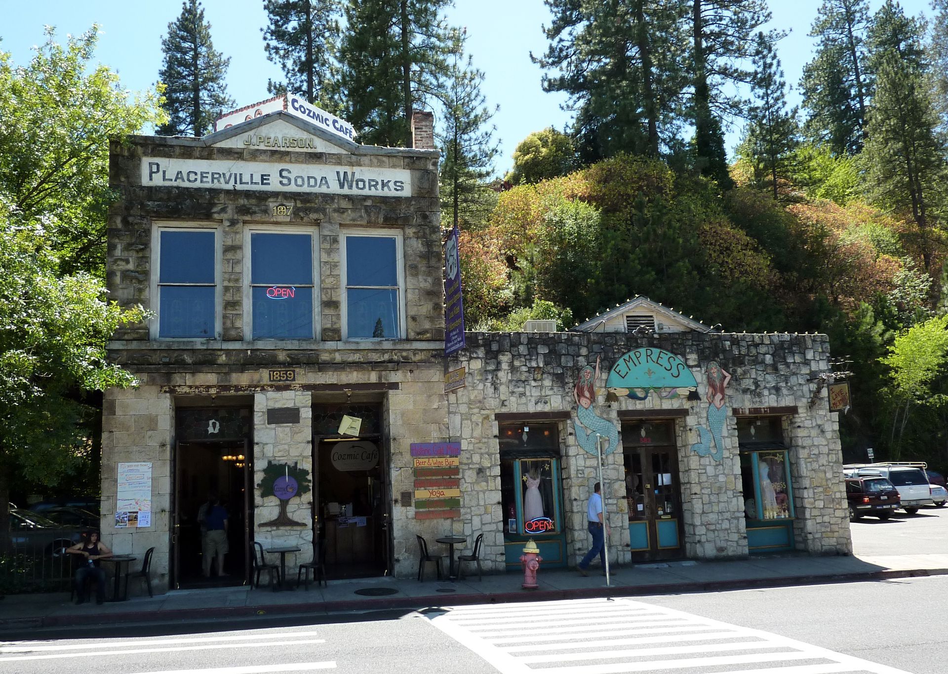 A building with a sign that says plazasville south works